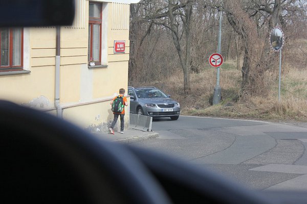 Dítě na chodníku, který rozhodně nemá 1.75 m